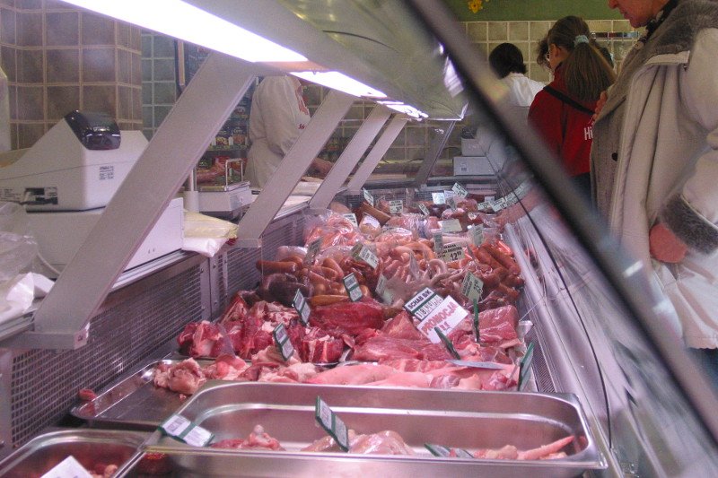 W niektórych miejscach ekspedientki obchodzą się z mięsem w obrzydliwy sposób.