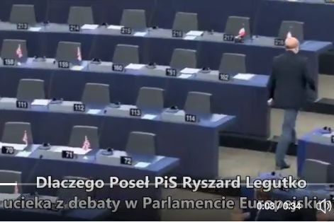 Europoseł Marek Plura (PO) opublikował filmik pokazujący, jak Ryszard Legutko (PiS) opuszcza salę obrad Parlamentu Europejskiego podczas debaty o łamaniu zasad demokracji przez rząd Prawa i Sprawiedliwości.