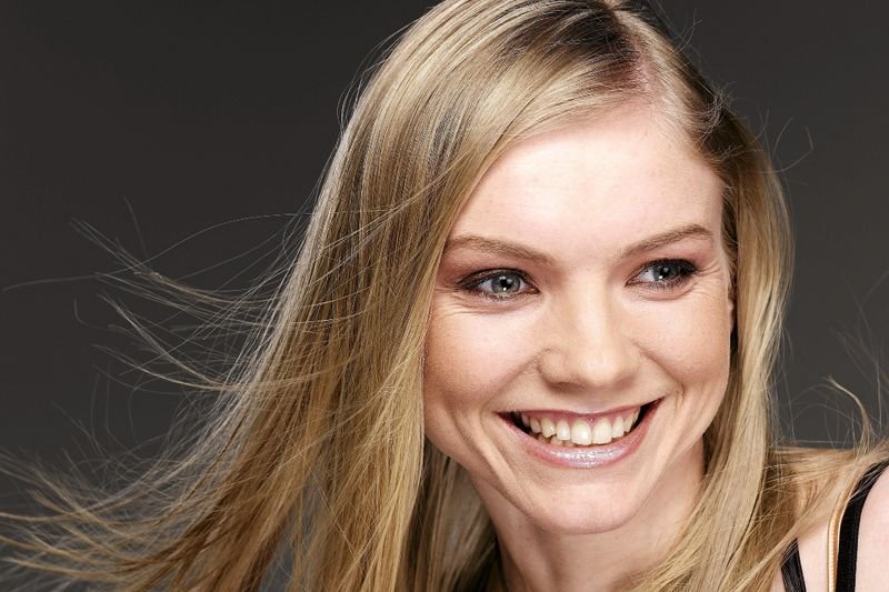 Kinga - himalaistka, która nie lubi być pytana o śmierć i kontrowersje. Woli rozmawiać o życiu, harmonii, wartościach.