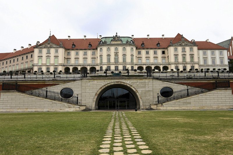 Ewakuacja Zamku Królewskiego. Pirotechnicy sprawdzają zawartość reklamówki.