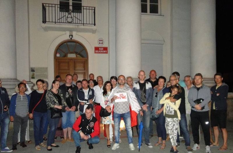 Wczoraj przed sądem w Sierpcu zgromadziła się już spora grupa protestujących ludzi.