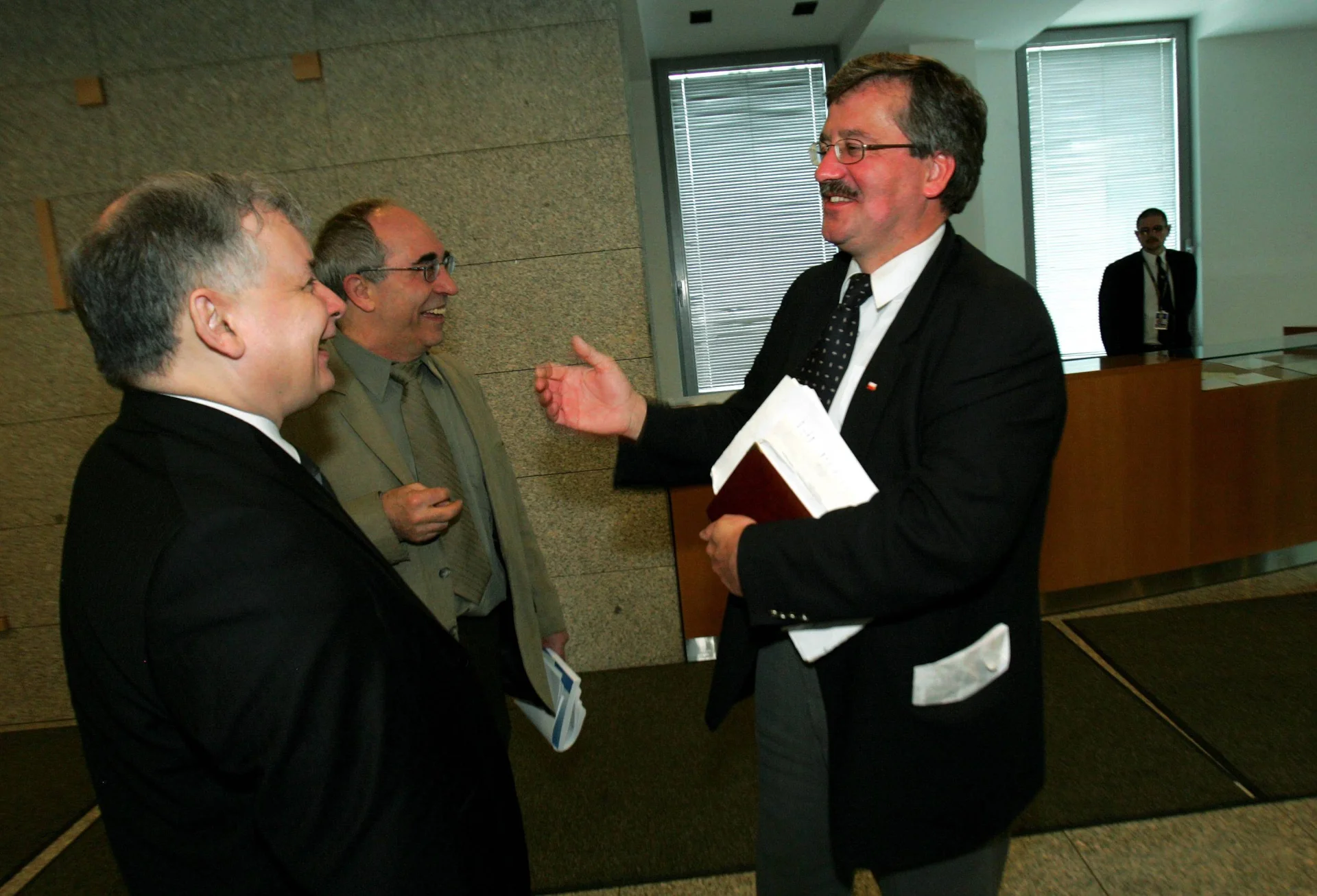 Jarosław Kaczyński, Aleksander Smolar i Bronisław Komorowski – spotkanie na debacie 4 maja 2005 r.