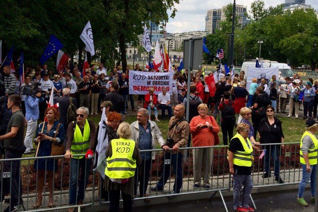 W Warszawie trwa demonstracja KOD.