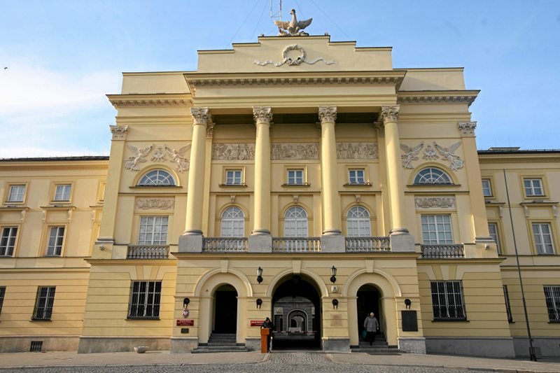 W pałacu Mostowskich w pokoju 258 policjanci pobili świadka