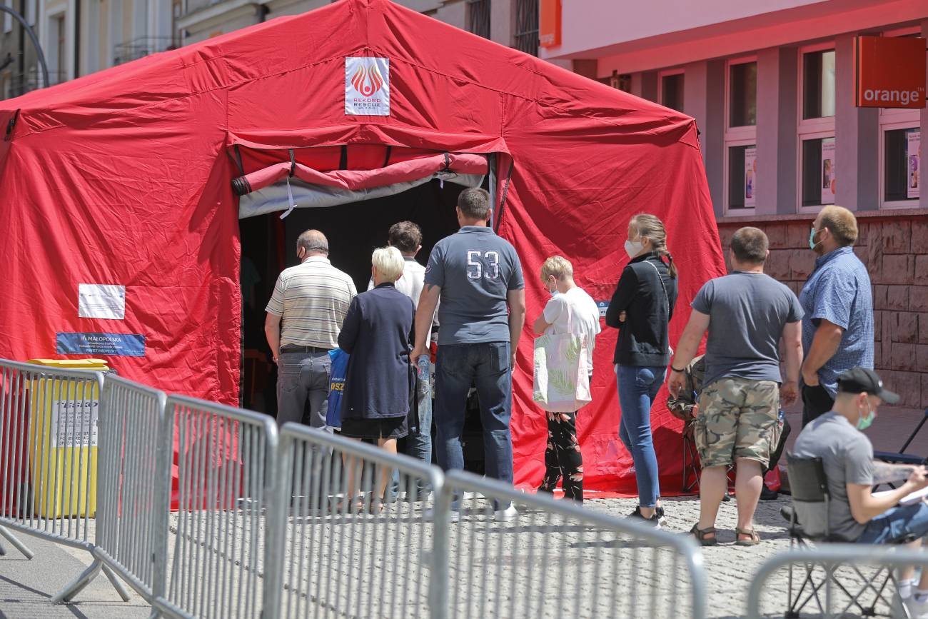 Szczepienia przeciw COVID-19. Tłumaczy dr Rajewski.