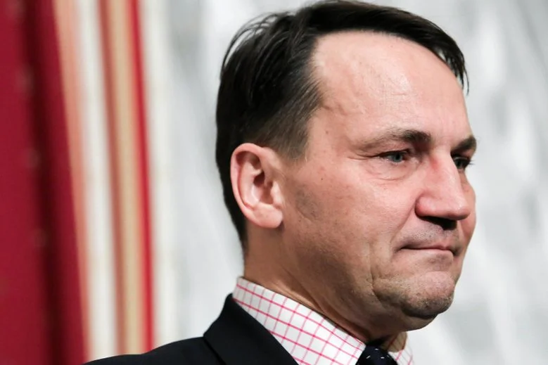 Radosław Sikorski w jednym twicie zawarł ocenę polityki PIS wobec Niemiec i Angeli Merkel.