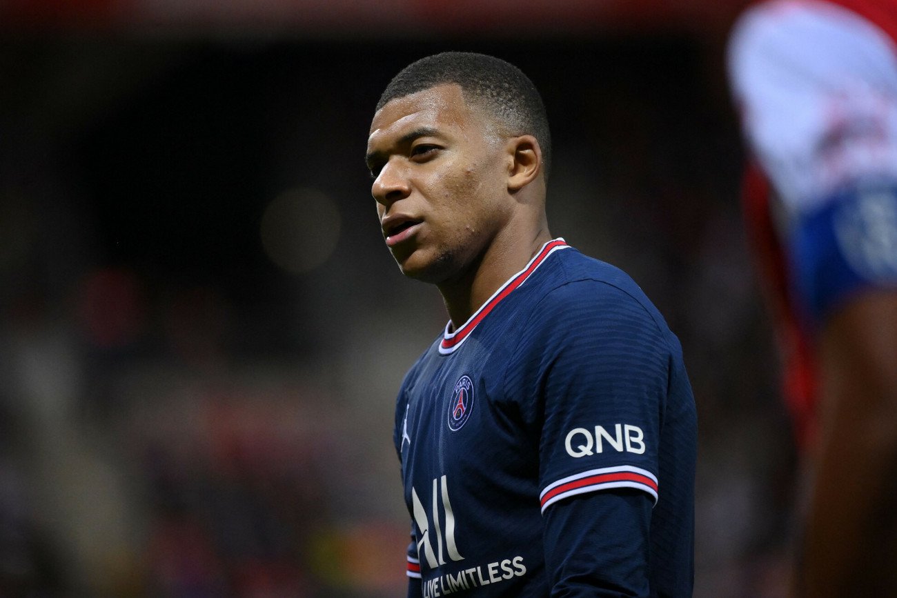 Kylian Mbappe latem tego roku był bardzo bliski przenosin z Paryża do Madrytu. Przynajmniej tak donosiły media...
