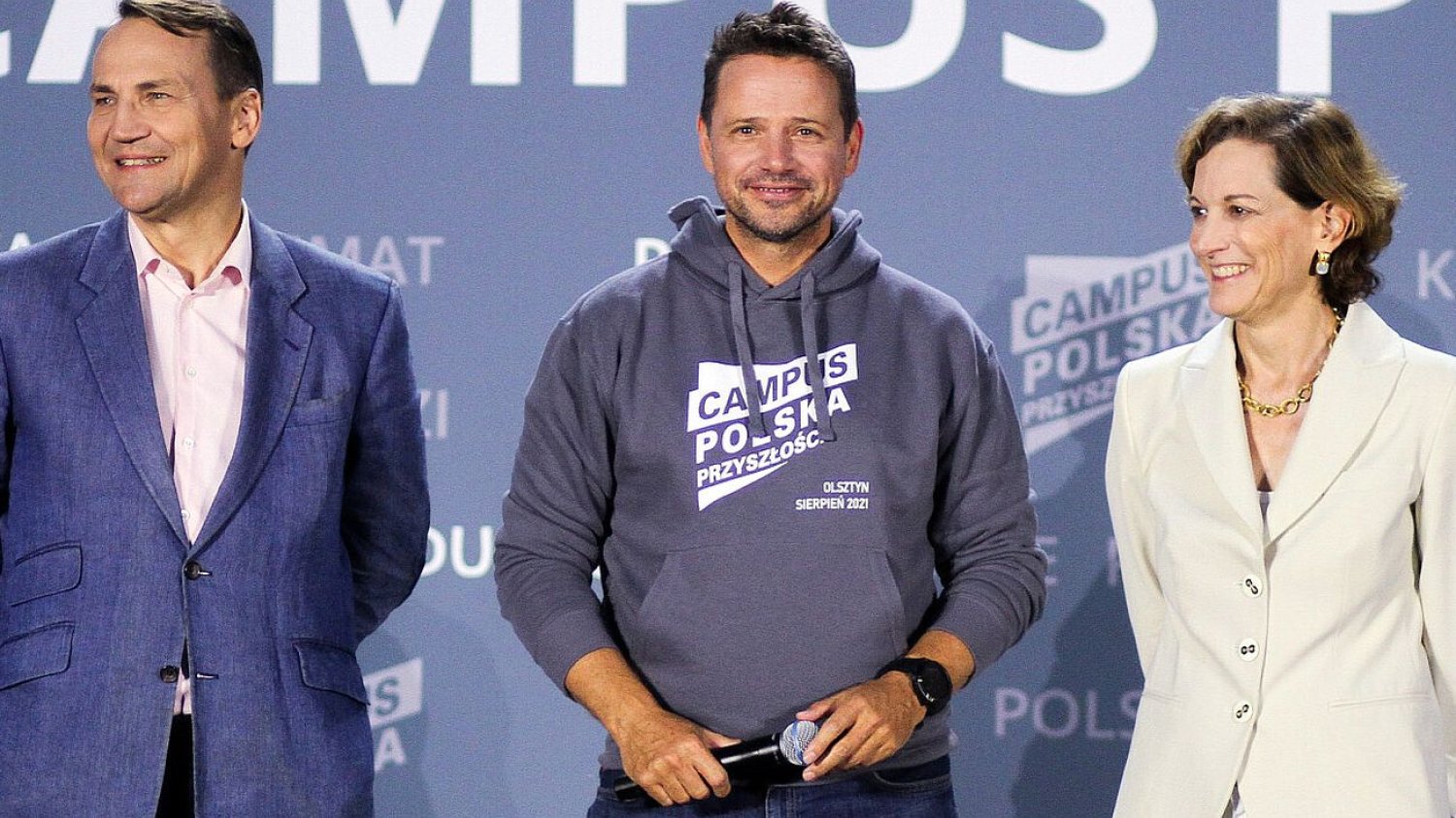 Radosław Sikorski (z lewej) dziękuje Rafałowi Trzaskowskiemu (w środku) za wsparcie w sprawie dziwnych pytań o jego żonę Anne Aplebaum (z prawej)
