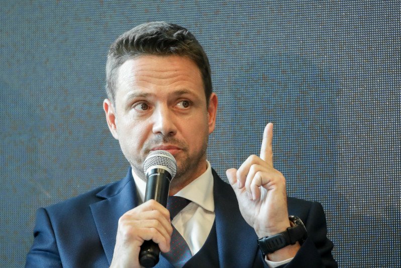 Wściekli kibice hejtują Rafała Trzaskowskiego. Za decyzją ws. flag i banerów stoi ktoś inny.