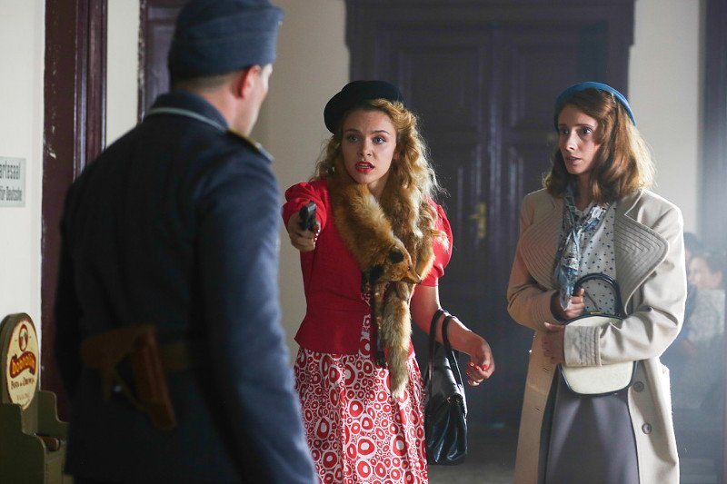 Jedna z najbardziej kuriozalnych scen pierwszego odcinka - waleczne dziewczyny obezwładniają niemieckiego żołnierza.