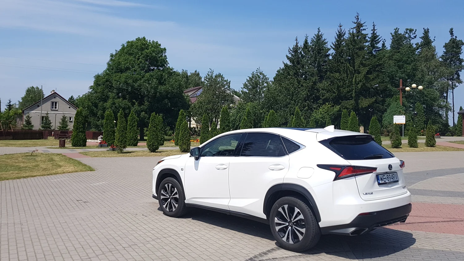 Lexus NX300 mały to samochód elegancki i po prostu ładny.