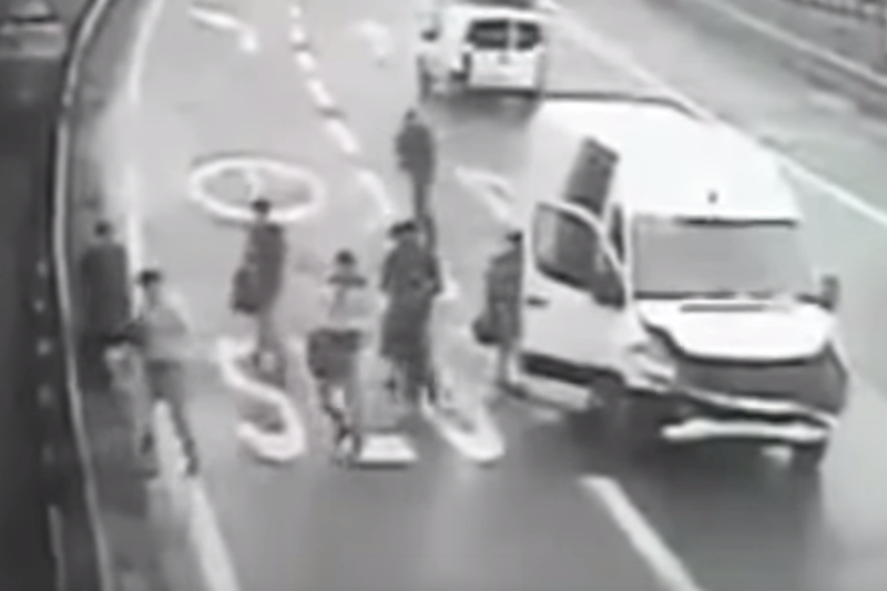 Grupa obcokrajowców jechała samochodem. Po wypadku okazało się, że w środku było...36 osób.