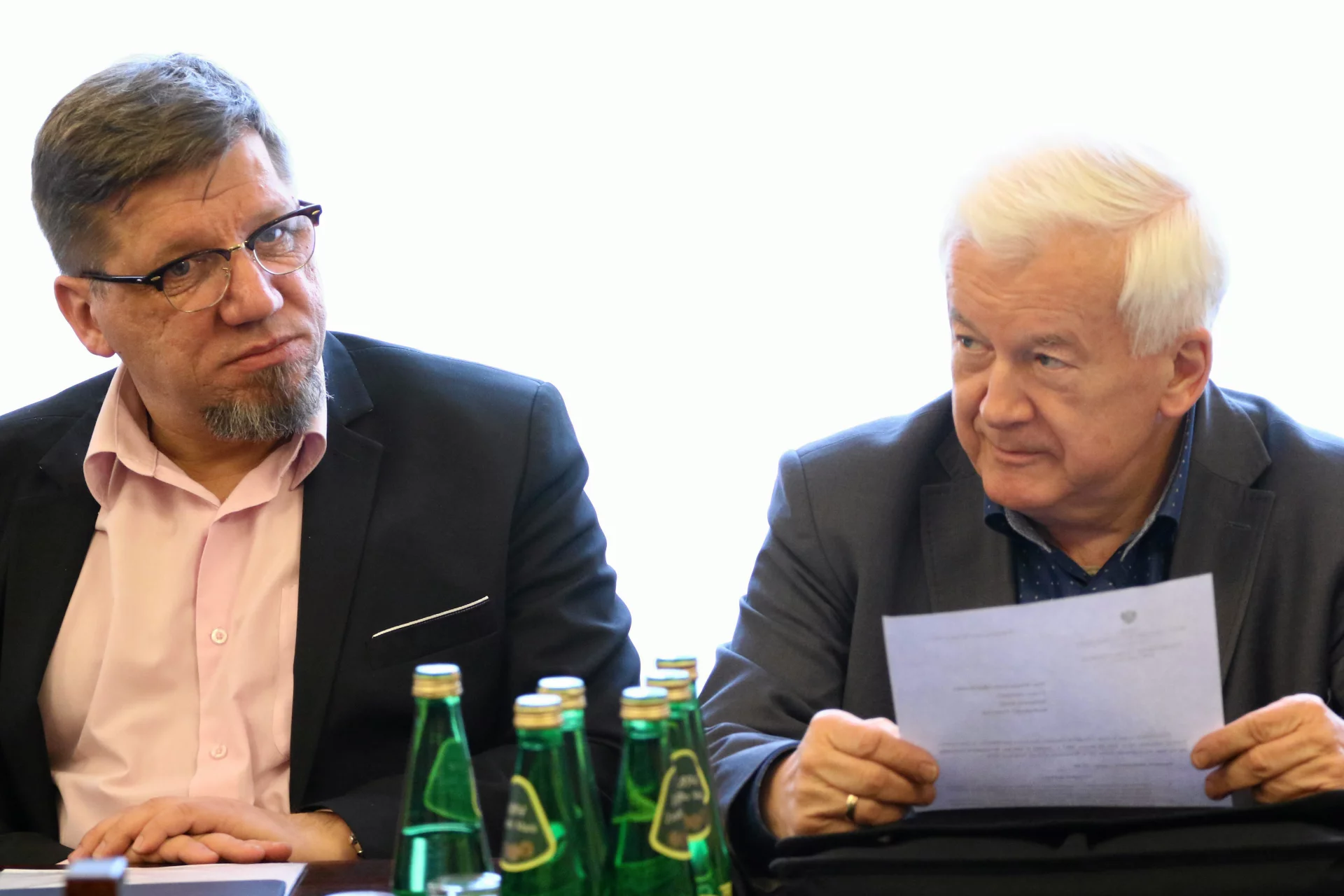 Przewodniczący KRRiT Witold Kołodziejski wraz z członkiem Rady prof. Januszem Kaweckim na posiedzeniu sejmowej komisji kultury i środków masowego przekazu.