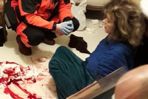 Katarzyna Grochola pokazała drastyczne zdjęcie, na którym widzimy ją siedzącą na podłodze umazanej krwią.