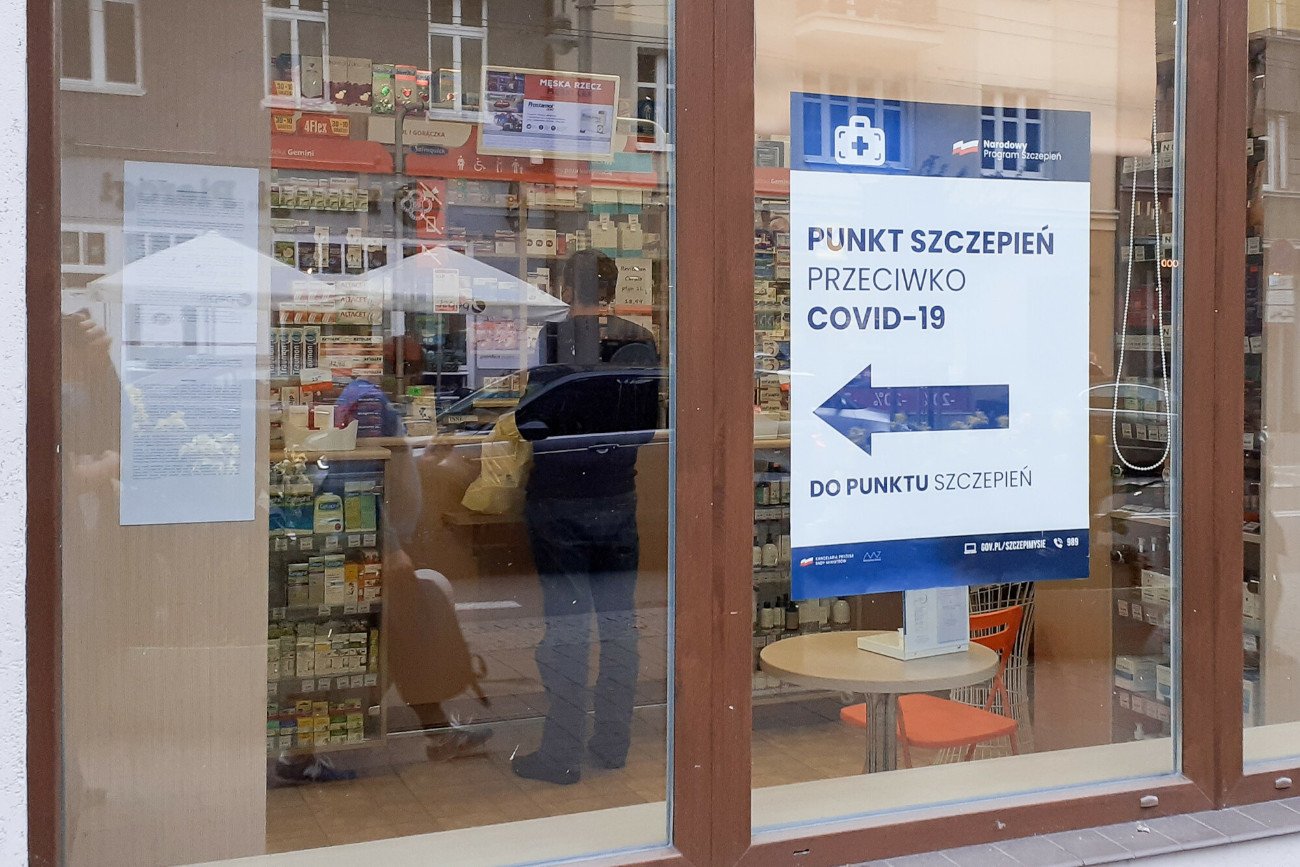 Podczas pandemii COVID-19 umożliwiono realizację przez farmaceutów w aptekach szczepień przeciw koronawirusowi i przeciw grypie.