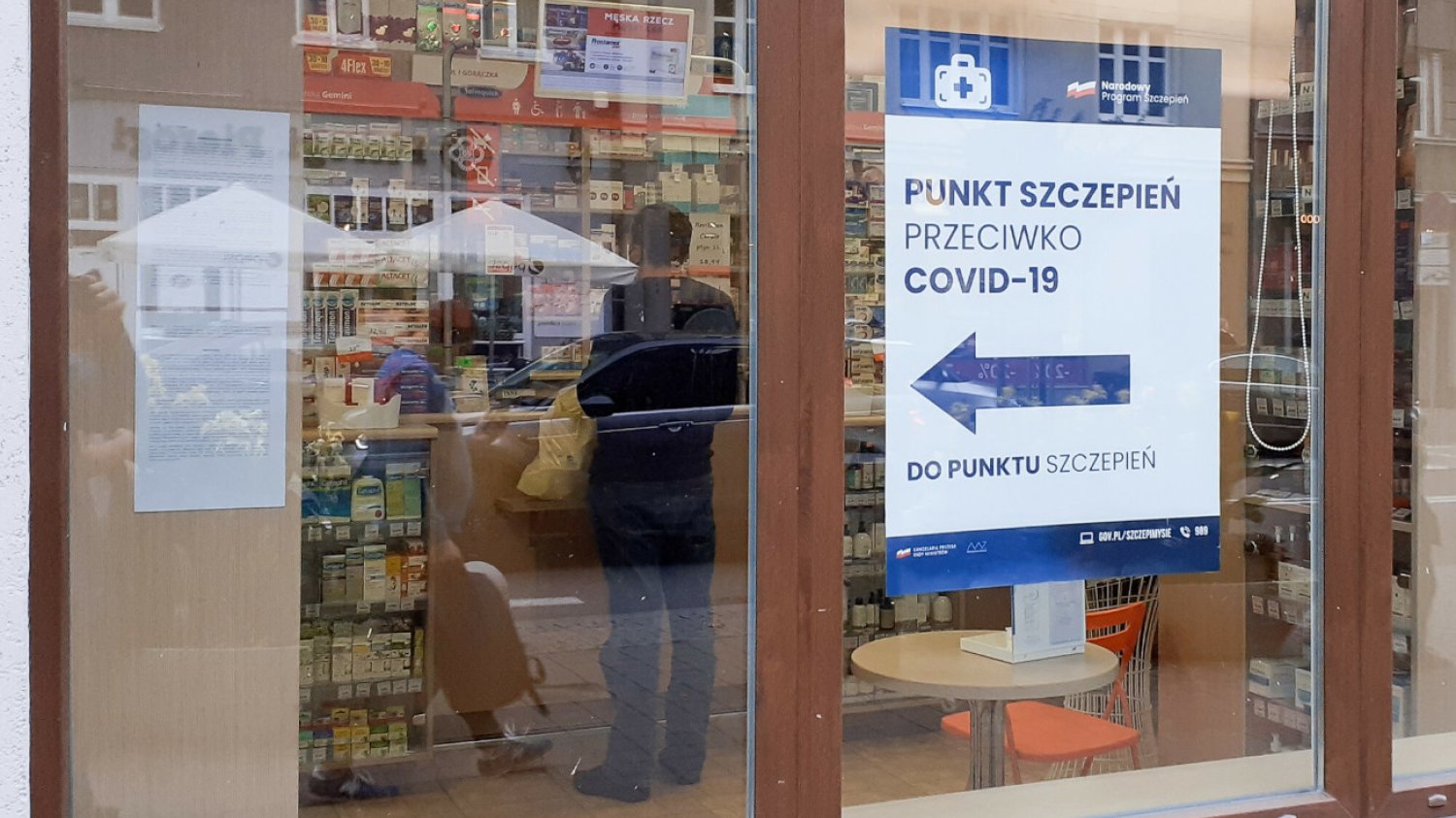 Podczas pandemii COVID-19 umożliwiono realizację przez farmaceutów w aptekach szczepień przeciw koronawirusowi i przeciw grypie.