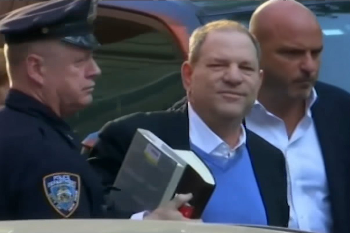 Harvey Weinstein trafił w ręce policji. Zabrał ze sobą trzy książki, w tym biografię reżysera Elii Kazana.
