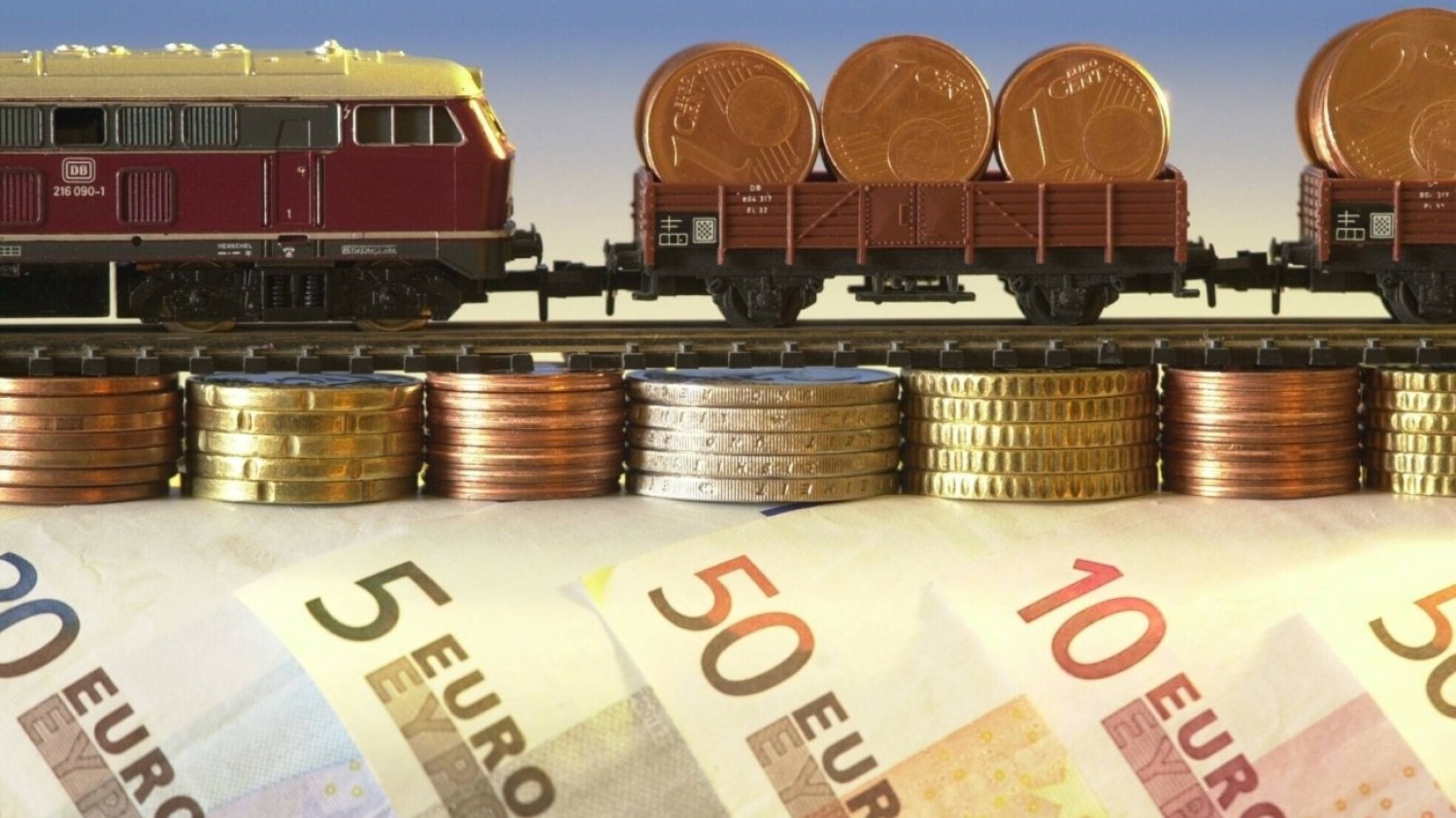 Banknoty i monety euro.