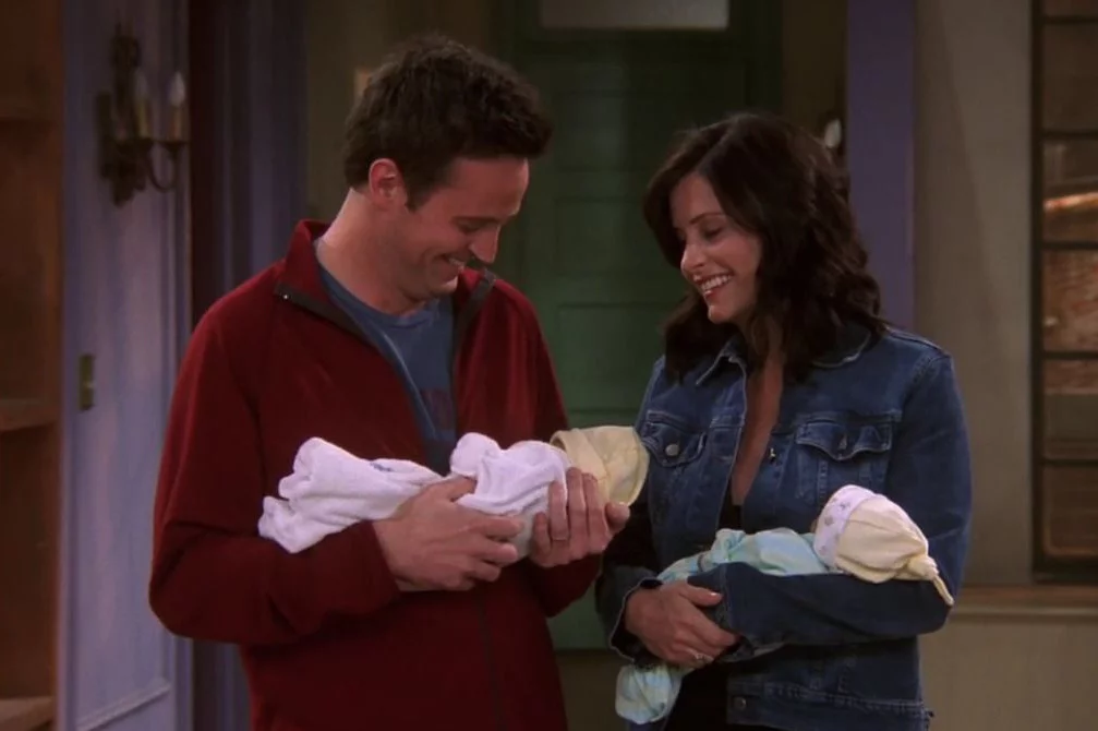 Monica i Chandler w ostatnim odcinku "Przyjaciół"