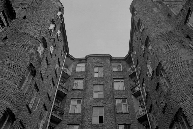 Mur przy ul. Waliców 11, gdzie w latach 1940-1942 przebiegała granica getta warszawskiego