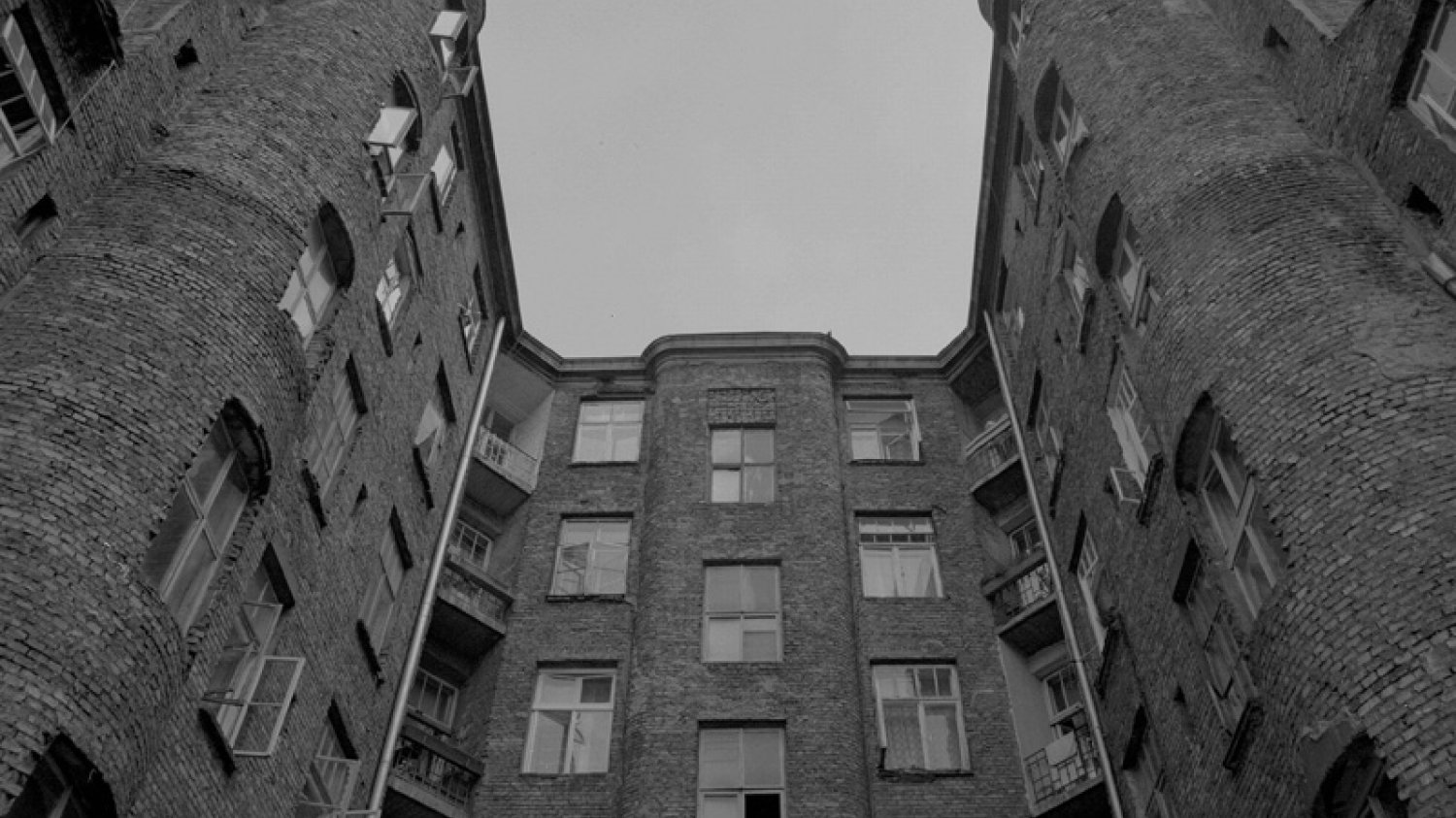 Mur przy ul. Waliców 11, gdzie w latach 1940-1942 przebiegała granica getta warszawskiego