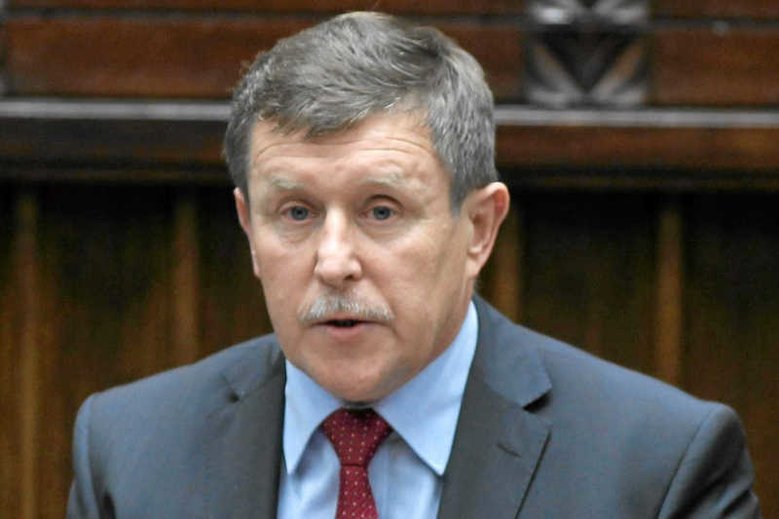 Zbigniew Kuźmiuk z PiS został przyłapany za kółkiem z telefonem przy uchu.