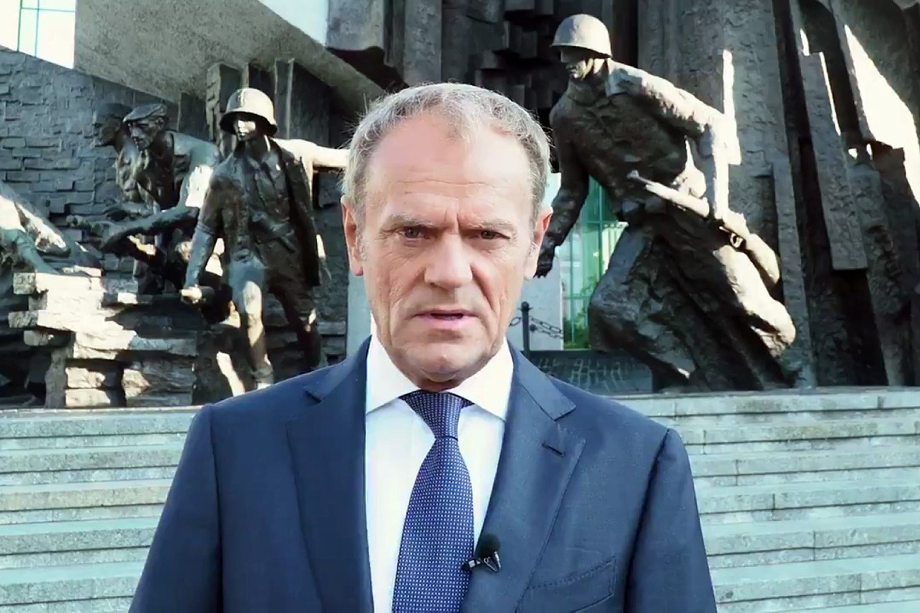 Donald Tusk nagrał poruszający film z okazji 77. rocznicy wybuchu Powstania Warszawskiego.