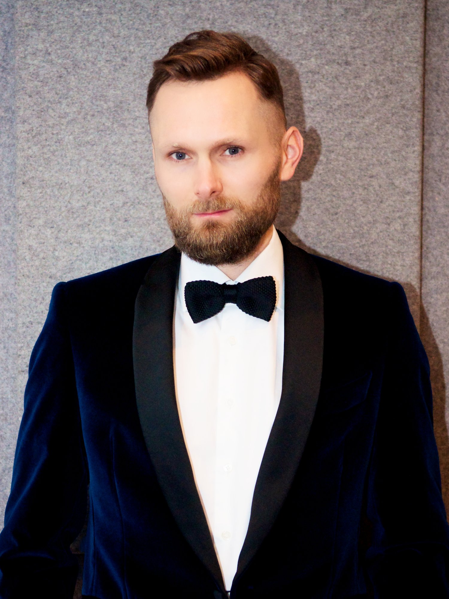 Łukasz, Senior HR Manager w dużej firmie consultingowej; Łukasz ma na sobie smokingową marynarkę uszytą na miarę przez firmę Cafardini.