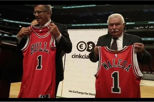 Ciekawe, że coś ten „bul”, nie może się od prezydenta Komorowskiego odkleić.