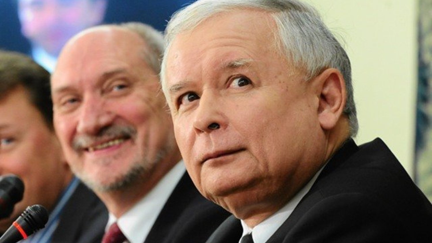 W PiS wciąż mogą czuć się pewnie. Mimo masowych protestów, poparcie dla tej partii tylko wzrasta! Zagrozić ekipie "dobrej zmiany" może tylko powstanie koalicji zjednoczonej opozycji.