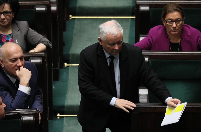 Jarosław Kaczyński wręczył dziś podczas obrad Sejmu tajemniczą kartkę premierowi Morawieckiemu.