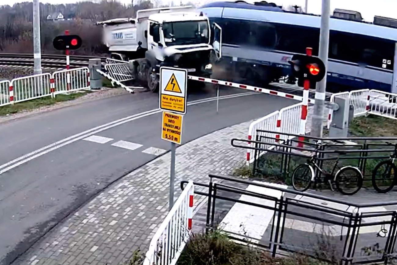 Niebezpieczny wypadek na przejeździe kolejowym w Nowej Suchej. Kierowca ciężarówki wjechał wprost przed nadjeżdżający pociąg.