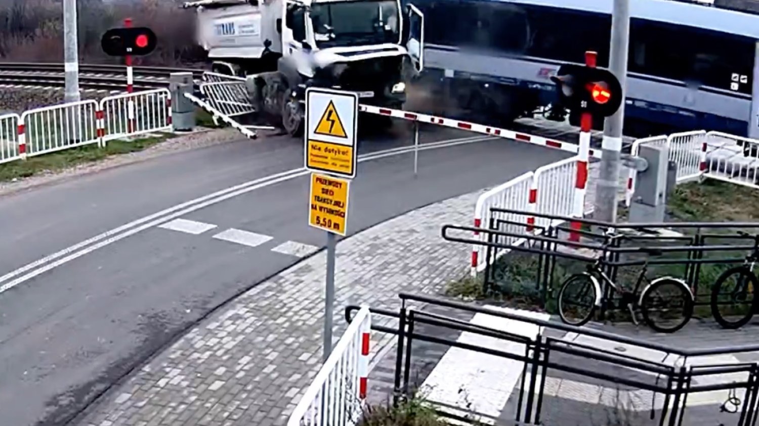 Niebezpieczny wypadek na przejeździe kolejowym w Nowej Suchej. Kierowca ciężarówki wjechał wprost przed nadjeżdżający pociąg.