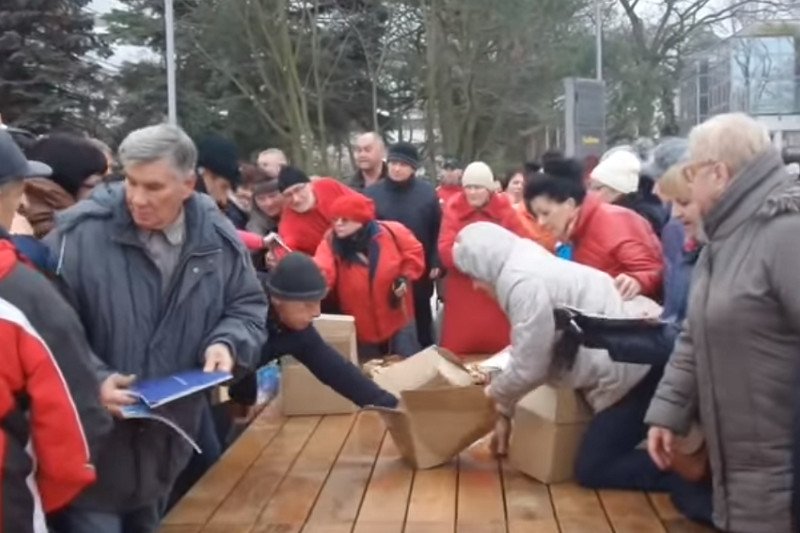 W Kołobrzegu tłum rzucił się na gazetki informacyjne