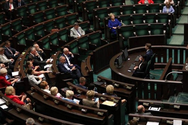 Tak wyglądała sala sejmowa podczas nocnej debaty o referendum nad reformą edukacji.