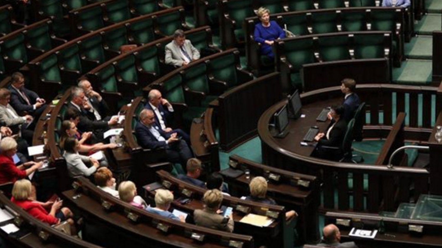 Tak wyglądała sala sejmowa podczas nocnej debaty o referendum nad reformą edukacji.