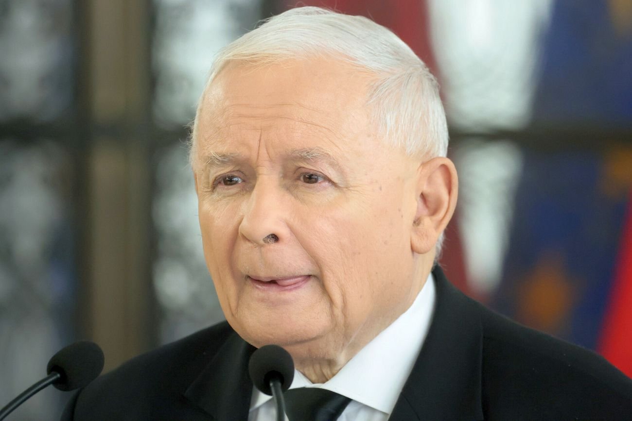 Partia Kaczyńskiego traci dystans do KO, wynika z nowego sondażu