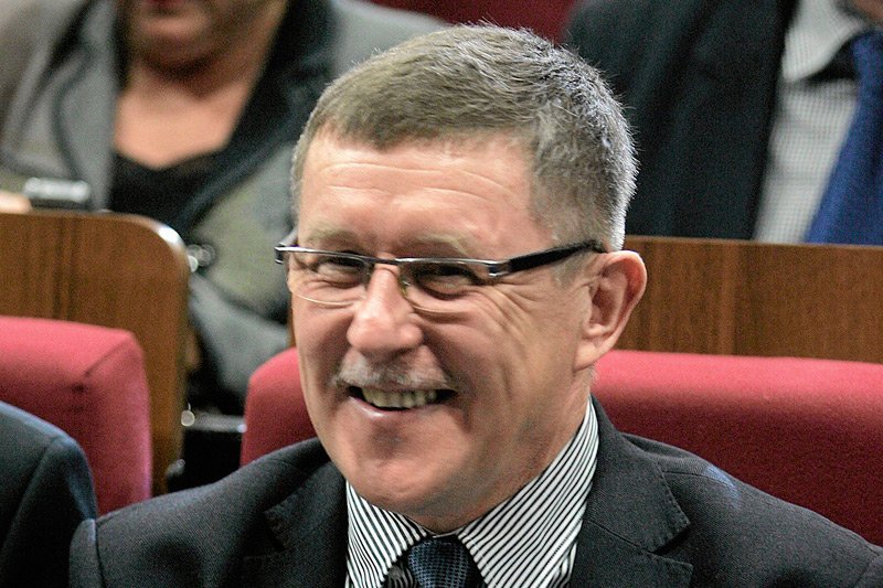 Europoseł PiS Zbigniew Kuźmiuk zabrał tort, który właściciele strasburskiego hotelu przygotowali w prezencie urodzinowym dla europosła Jarosława Wałęsy.