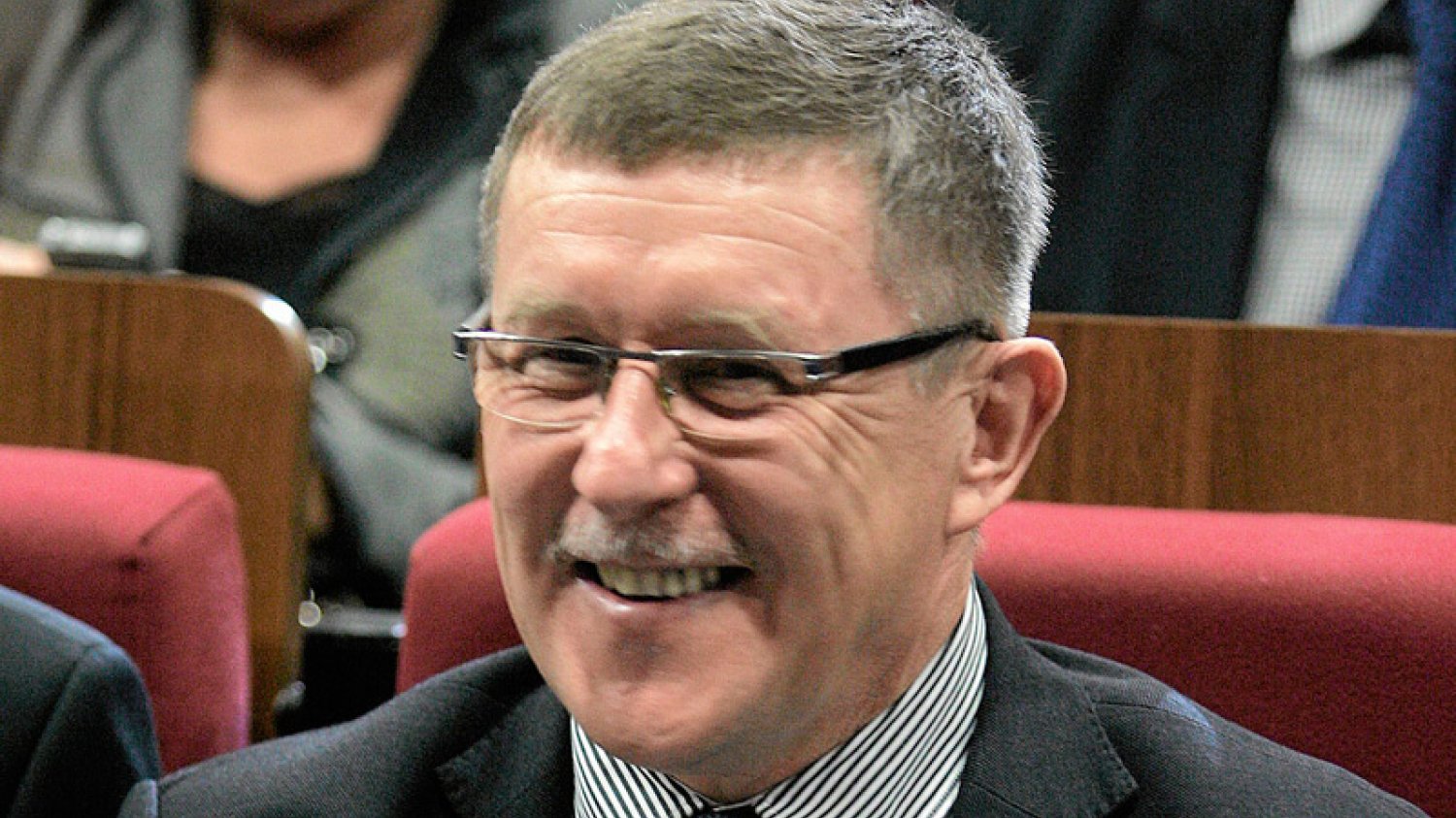 Europoseł PiS Zbigniew Kuźmiuk zabrał tort, który właściciele strasburskiego hotelu przygotowali w prezencie urodzinowym dla europosła Jarosława Wałęsy.