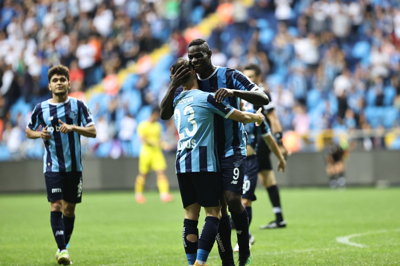 Mario Balotelli zdobył pięć goli w weekendowym meczu ligi tureckiej. Jeden z nich był szczególnie pięknej urody.