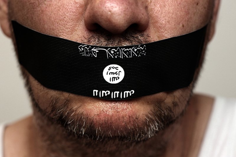 Muzułmanie nie chcą przepraszać, tłumaczyć się i odpowiadać za ataki terrorystyczne ISIS. Tyle że nikt ich nie słucha