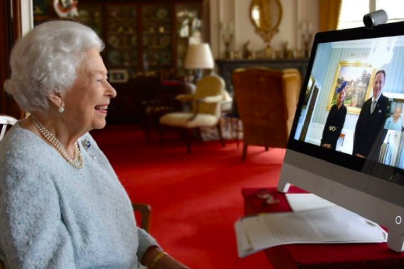 Królowa Elżbieta II udziela audiencji także online.