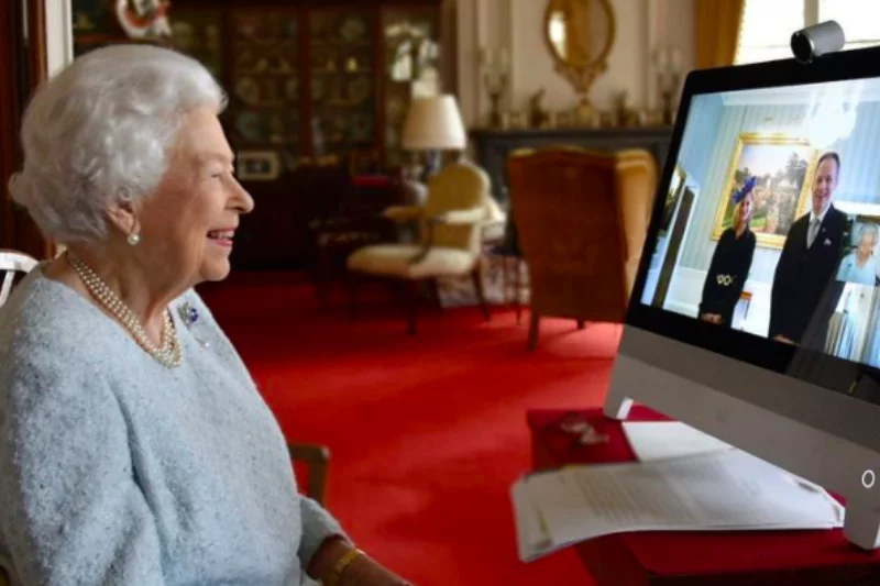 Królowa Elżbieta II udziela audiencji także online.