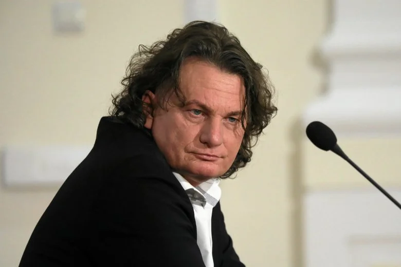 Mecenas Robert Nowaczyk to znany warszawski adwokat specjalizujący się w sprawach dotyczących reprywatyzacji.