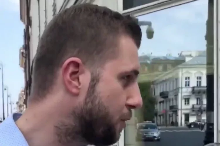 Miłosz Kłeczek, wysłannik TVP, zasłynął bieganiem za Donaldem Tuskiem. Teraz, w odpowiedzi na pytania o państwowe miliony dla jego firmy, znowu mówi o Tusku.