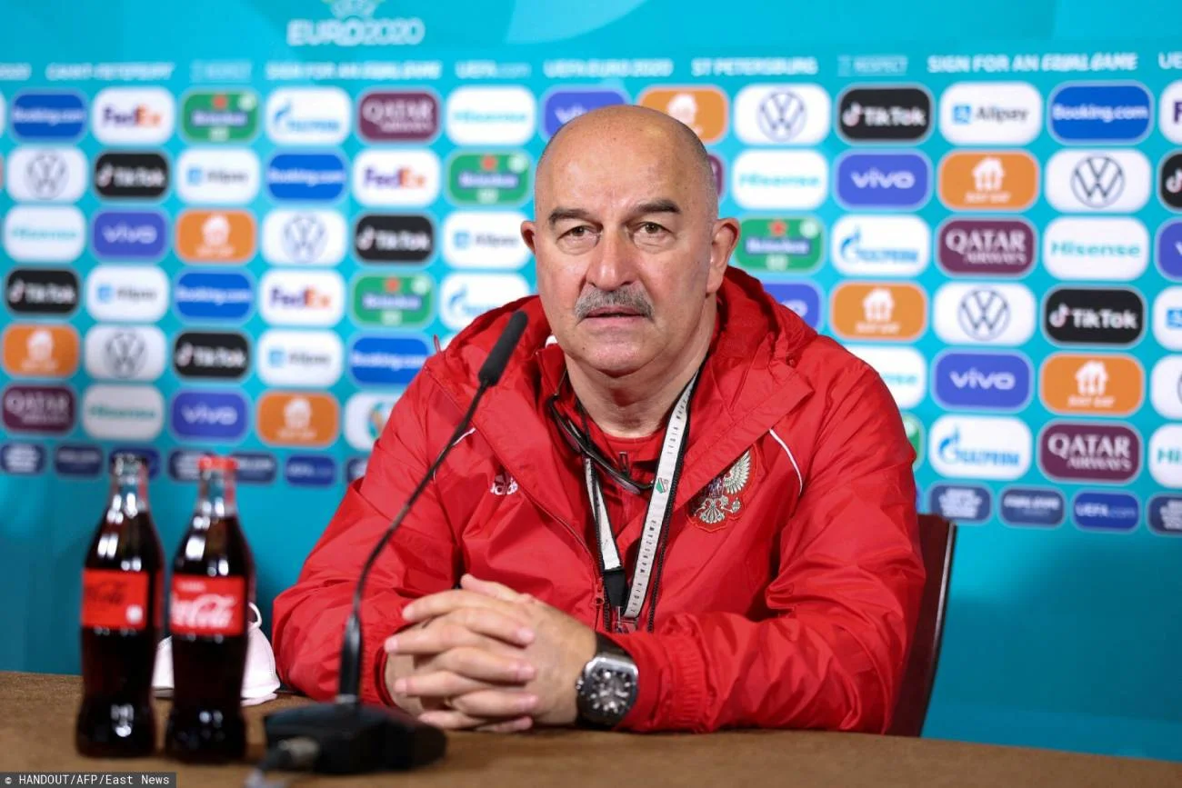 Czerczesow i jeszcze nieotwarte butelki coli. Czerczesow i Coca-Cola. Trener Rosji zakpił z Pogby i Ronaldo.