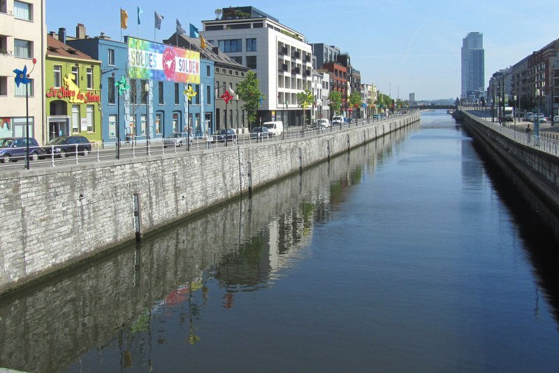 Zaledwie kwadrans wystarczy, by dojechać w Brukseli z siedziby instytucji europejskich do dzielnicy Molenbeek zwanej "rajem terrorystów".