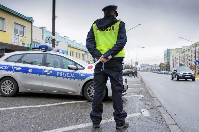 Oficjalnie to jest tak, że prawo jest jedno dla wszystkich więc także policjanci są karani zgodnie z taryfikatorem. Teoretycznie...