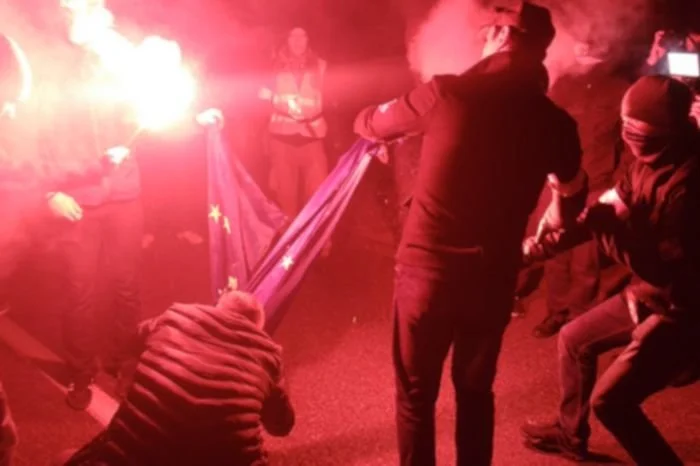 Wszechpolacy flagę UE spalili, nagrali to i umieścili w internecie.
