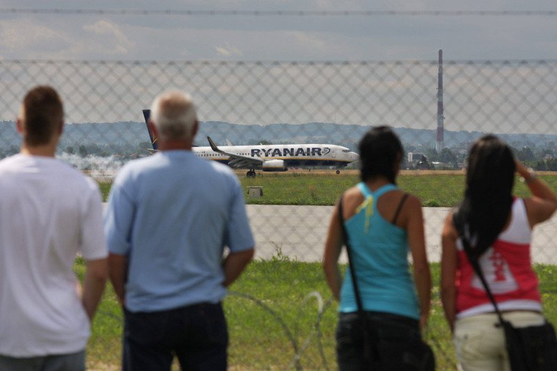 Wyjechali? To niech tam siedzą. Polacy nie przepadają za polskimi emigrantami. "Tak, mamy lepiej"